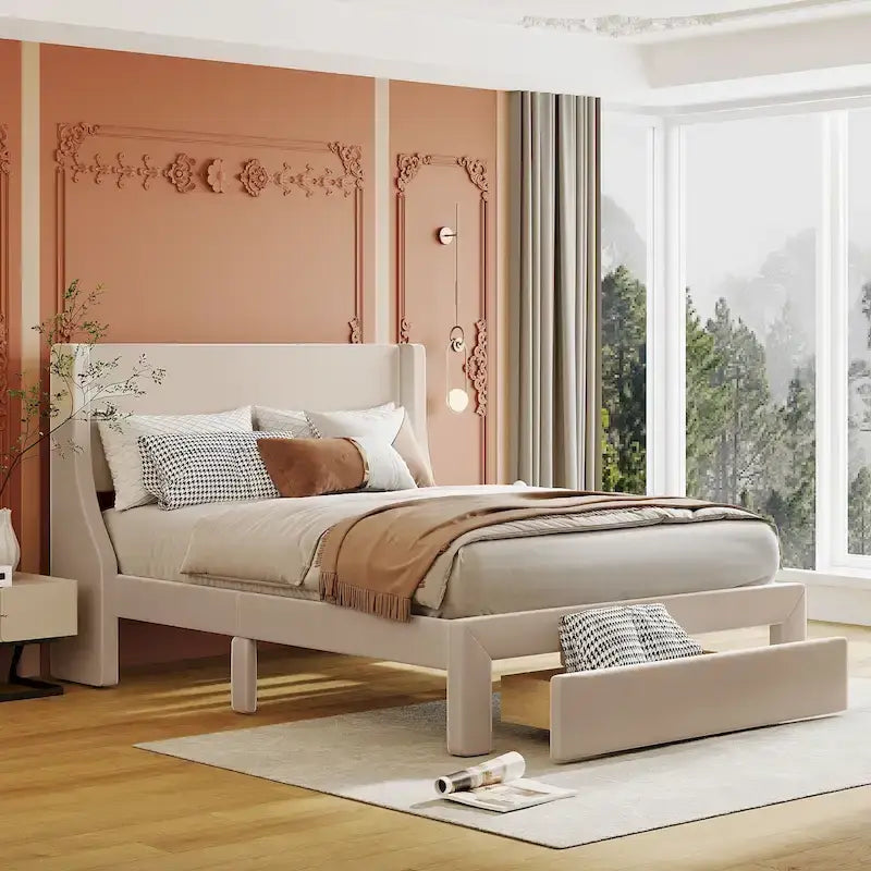 Letto a piattaforma imbottito in velluto beige con testiera a giorno e cassetto sulla pediera, una piazza e mezza