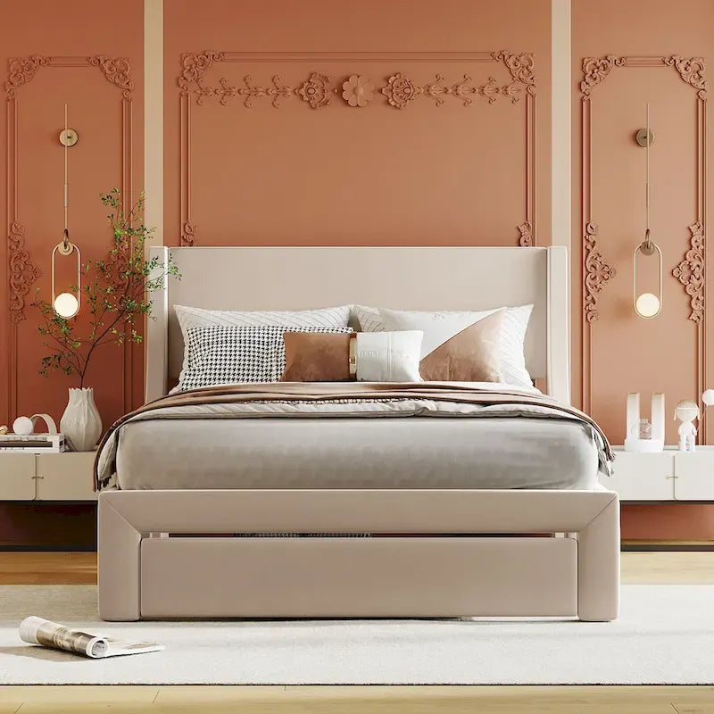 Letto a piattaforma imbottito in velluto beige con testiera a giorno e cassetto sulla pediera, una piazza e mezza