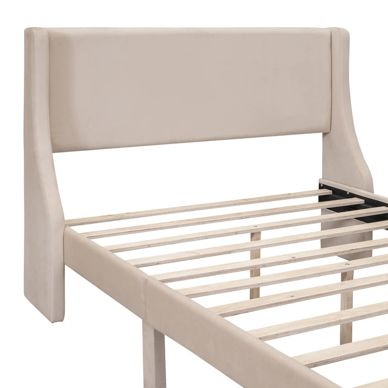 Letto a piattaforma imbottito in velluto beige con testiera a giorno e cassetto sulla pediera, una piazza e mezza