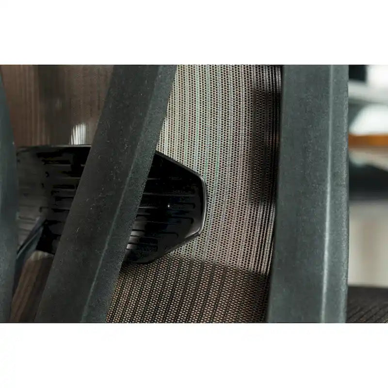 Sedia da ufficio ergonomica marrone con schienale alto in rete, braccioli regolabili e poggiatesta, 1 persona