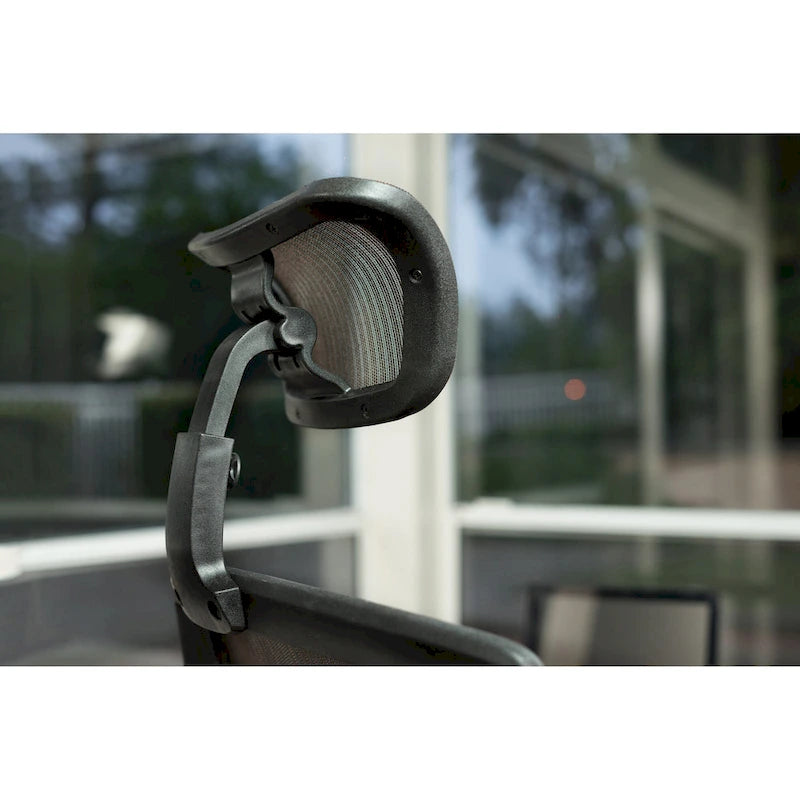 Sedia da ufficio ergonomica marrone con schienale alto in rete, braccioli regolabili e poggiatesta, 1 persona