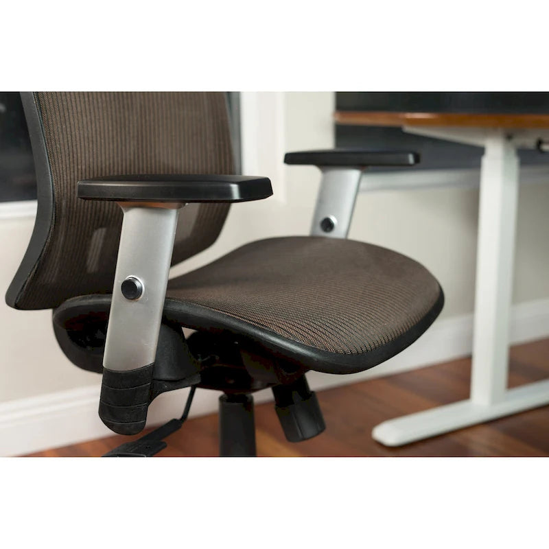 Sedia da ufficio ergonomica marrone con schienale alto in rete, braccioli regolabili e poggiatesta, 1 persona